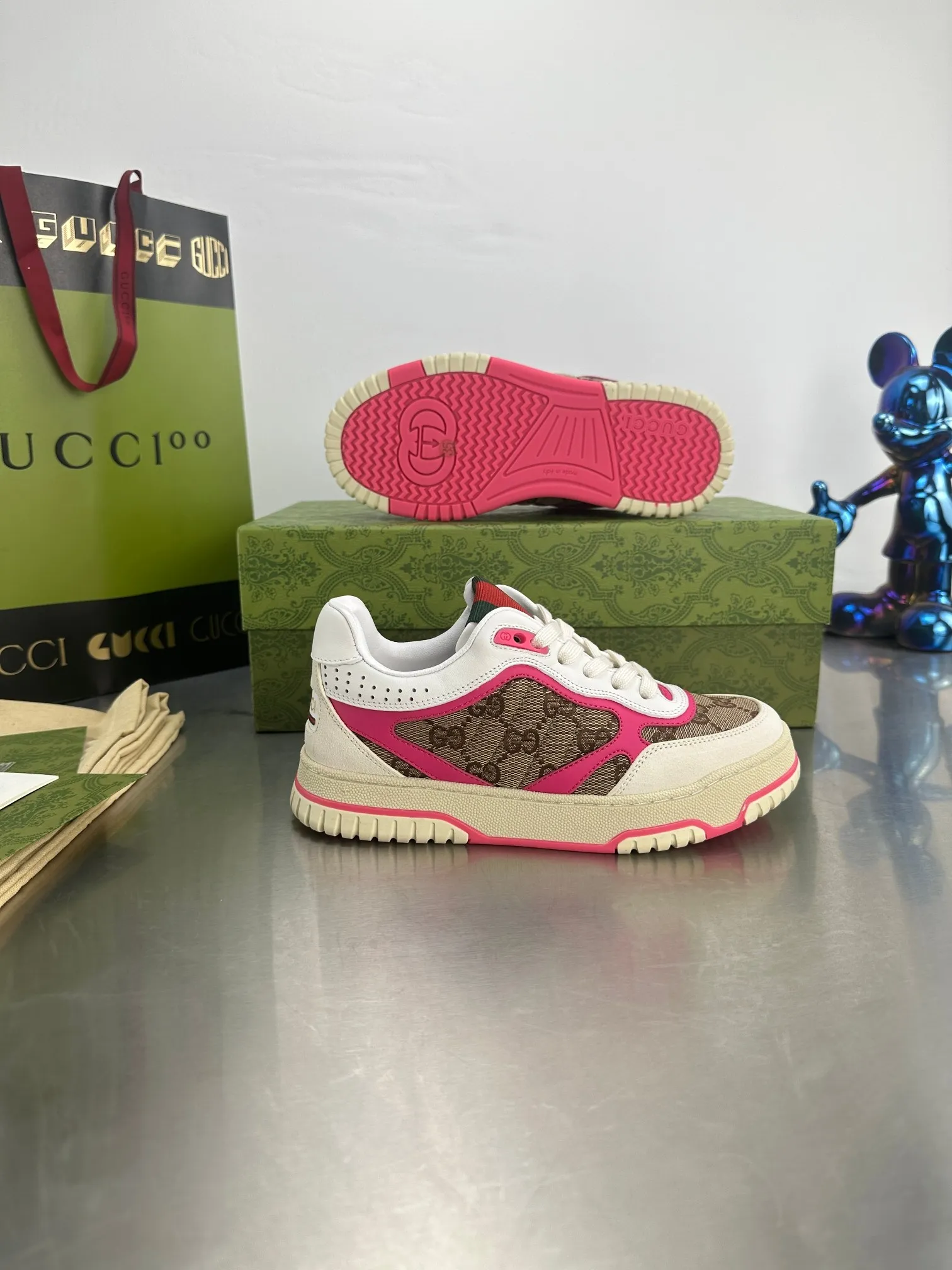 👟👟Ex-factory price 600👟👟 Gucci's latest hot-selling series of high and low-cut distressed couple's sneakers are shipped. The original version is purchased, developed and manufactured. This high-low top sneaker adopts a basketball-style silhouette design, cleverly integrated with hollow panels and distressed effects, showing its unique ingenuity. The ingenuity incorporates brand logo details such as interlocking Double G styling accessories and Gucci lettering, a low-key tribute to the brand's design heritage. Exquisite packaging at the delivery counter 🛍📦 ▪️ Fabric: Original customized imported first-layer cowhide ▪️ Inner lining: Imported first-layer cowhide ▪️ Sole: Original molded TPU sole ▪️ Sole thickness: 3cm ▪️ Size: 35-46 (Male 38 46 customized)